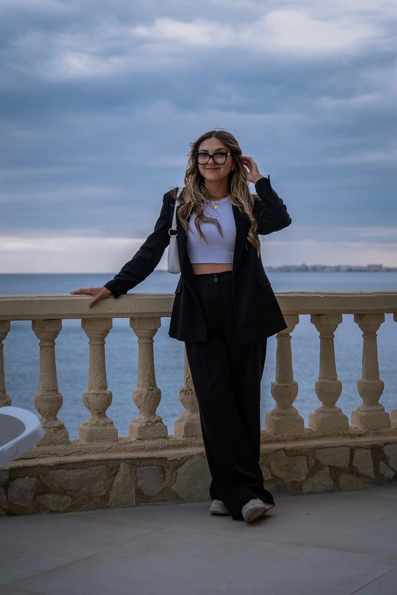 Elisabetta Cao su una terrazza sul mare