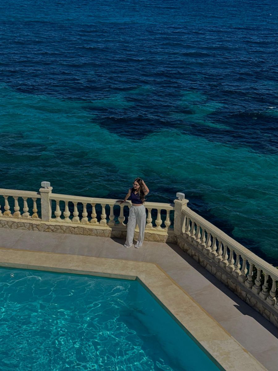 Elisabetta su una terrazza affacciata sul mare